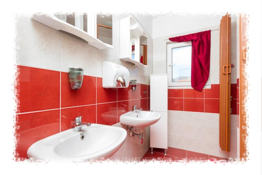 Hostel Oktarin Kastela Bagian luar foto
